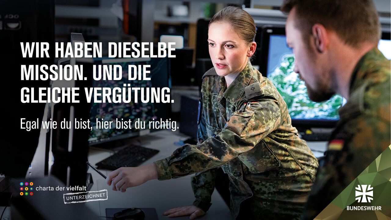 Eine Soldatin zeigt einem Soldaten etwas auf einem Monitor. Dazu der Slogan: "Wir haben diesselbe Mission. Und die gleiche Vergütung."