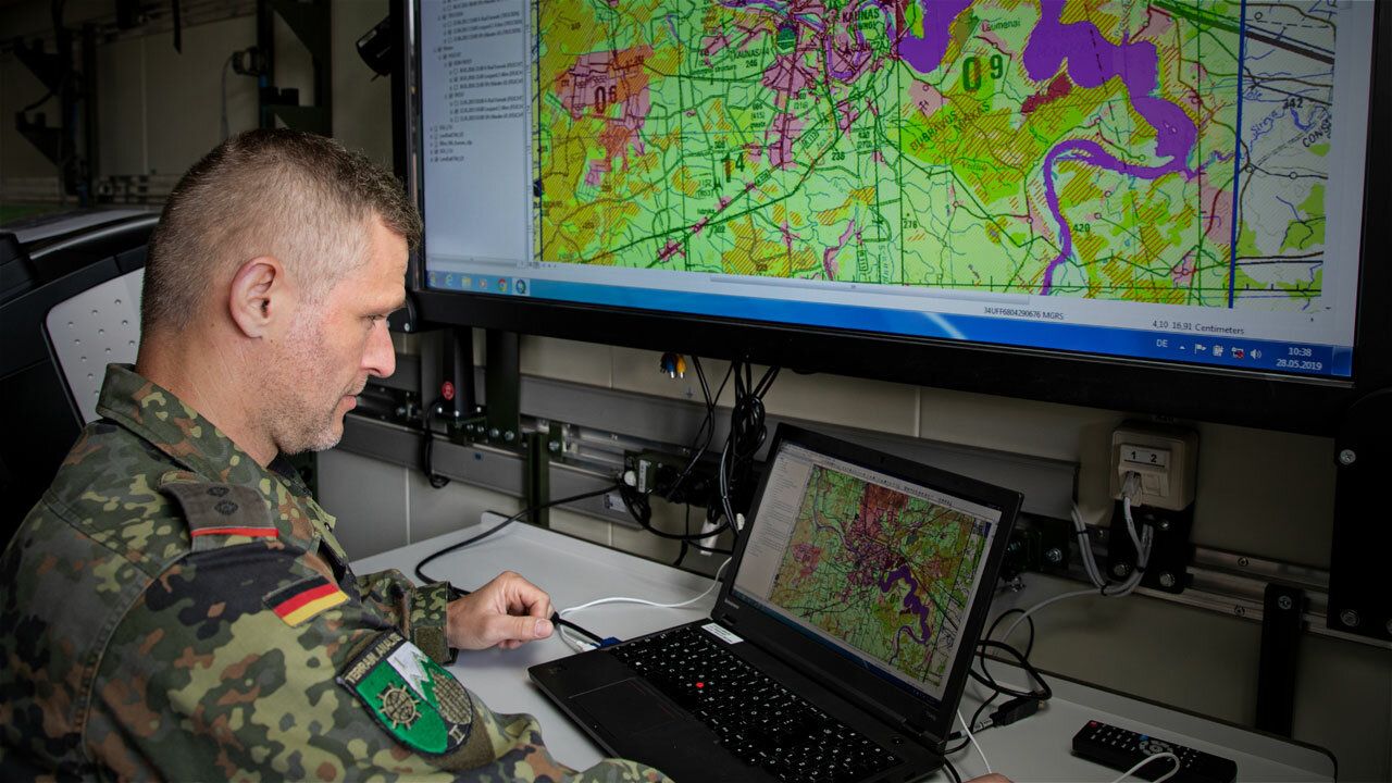 Ein Soldat der Bundeswehr sitzt vor einem Laptop mit einer Kartenansicht 