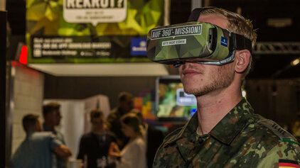 Ein Soldat der Bundeswehr während der Gamescom mit einer VR-Brille
