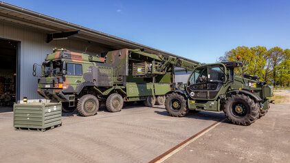 Ausrüstung der Bundeswehr wird auf einen LKW verladen