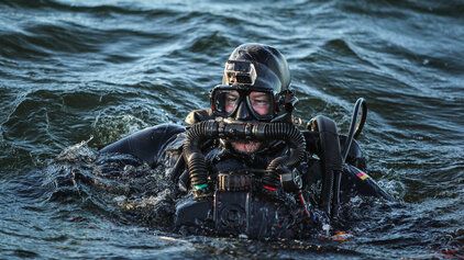 Ein Minentaucher der Bundeswehr schwimmt an der Wasseroberfläche