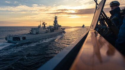 Militärschiffe fahren auf dem Meer