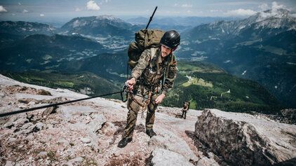 Ein Soldat erklimmt einen Berg