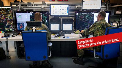 Soldaten schauen auf Monitore