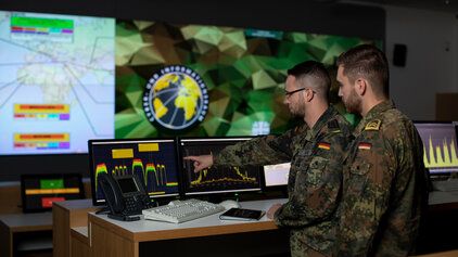 Soldaten der Bundeswehr werten Bilder auf einem Monitor aus