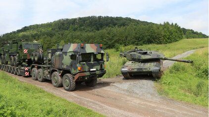 Bundeswehr Fahrzeuge stehen auf einem Feldweg