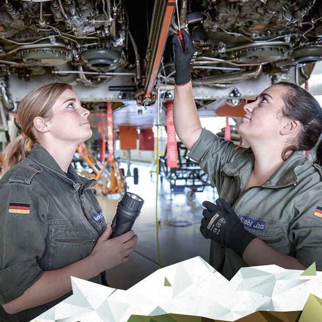 2 Soldatinnen leisten Reparaturarbeiten unter einem Flugzeug. 
